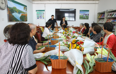 我院退休黨支部開展“花藝傳情 樂享生活”主題插花培訓(xùn)活動，豐富文化藝術(shù)交流
